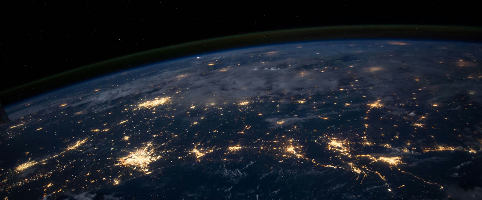 Vista satellitare della Terra di notte con le luci delle citt&agrave; connesse in rete